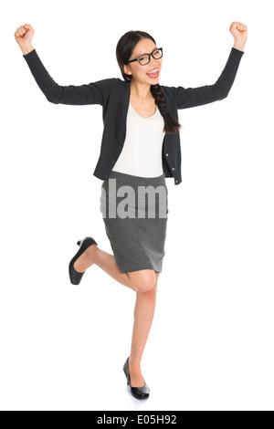 Corps plein, Asian business woman jumping with arms raised Célébrons les succès isolé sur fond blanc. Banque D'Images