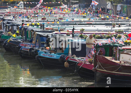 Londres, Royaume-Uni. 3 mai 2014. La traditionnelle Canalway Cavalcade festival organisé par l'Association des voies navigables intérieures, IWA, prend place sur le premier mai week-end de vacances à Little Venice, Paddington, Londres. Environ 120 narrowboats colorés prendre part à ce festival. Credit : Nick Savage/Alamy Live News Banque D'Images