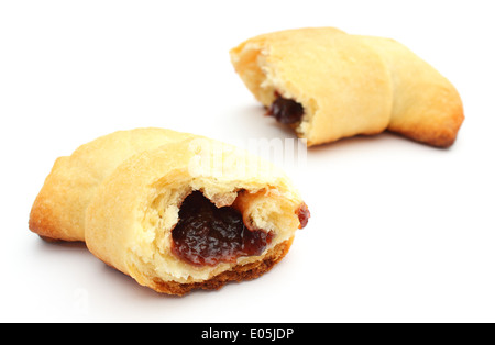 Libre de produits frais et doux croissant et confiture de prunes isolé sur fond blanc Banque D'Images