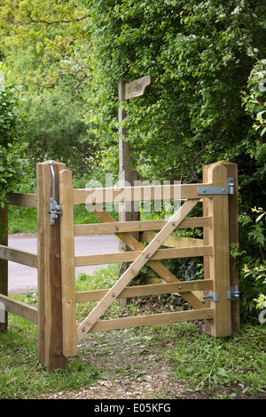 Cinq petits bar gate sur sentier itinéraire dans la campagne anglaise Banque D'Images