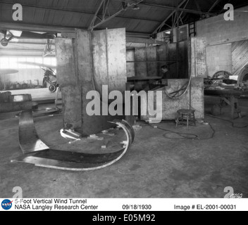 Le Centre de recherche Langley de la NASA en Virginie a développé le tunnel aérodynamique vertical de 5 pieds en 1930 pour des essais aérodynamiques, soutenant la recherche dans l'aviation et l'exploration spatiale par des études contrôlées de l'écoulement de l'air et des performances des avions. Banque D'Images
