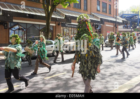 Bristol, Royaume-Uni. 3e mai 2014. Le défilé passe bas Union Street, Bristol city centre Crédit : Rob Hawkins/Alamy Live News Banque D'Images