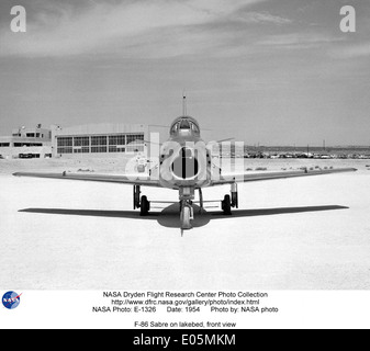 F-86 Sabre sur le lac, vue avant Banque D'Images