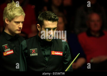 Sheffield, Royaume-Uni. 06Th Mai, 2014. Neil Robertson en action contre Mark Selby au 2014 Dafabet World Snooker Championship semi finale, 3e sessions (meilleur de 33 frames a joué plus de 4 séances), Crucible Theatre, Sheffield, Yorkshire, Angleterre. © Plus Sport Action/Alamy Live News Banque D'Images