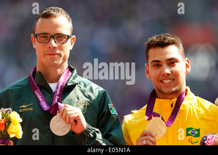 Oscar Pistorius d'Afrique du Sud médaille d'argent (L) et Alan Fonteles Cardoso Oliveira du Brésil médaille d'or Banque D'Images