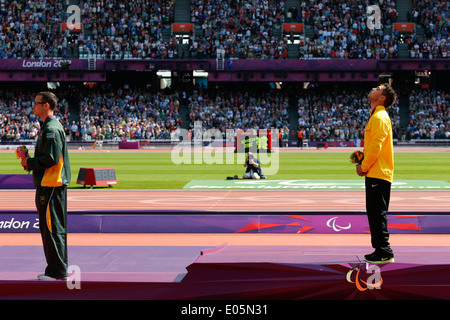 Oscar Pistorius d'Afrique du Sud médaille d'argent (L) et Alan Fonteles Cardoso Oliveira du Brésil médaille d'or Banque D'Images