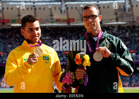 Oscar Pistorius d'Afrique du Sud médaille d'argent (L) et Alan Fonteles Cardoso Oliveira du Brésil médaille d'or Banque D'Images