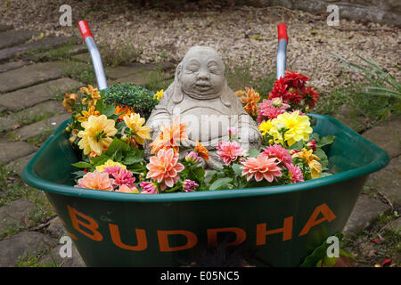 Bouddha à barrow au Bank Holiday Bikes & Barrows Festival.May Day Bank week-end de vacances de vélos et de trows décorés dans le village pittoresque de Scorton, près de Lancaster.Des milliers de personnes devraient visiter Scorton pour participer à des événements et voir beaucoup de bicyclettes et de brouettes décorées dans tout le village.L'année dernière, près d'une centaine de personnes ont été exposées avec la collecte de fonds essentiels pour des projets qui maintiendront le tissu de la vie de village et préserveront son identité et son charme. Banque D'Images