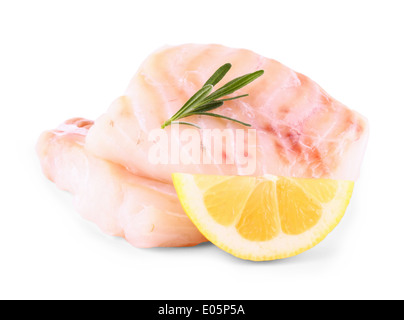 Filet de poisson de la morue avec du citron, romarin, isolé sur fond blanc Banque D'Images