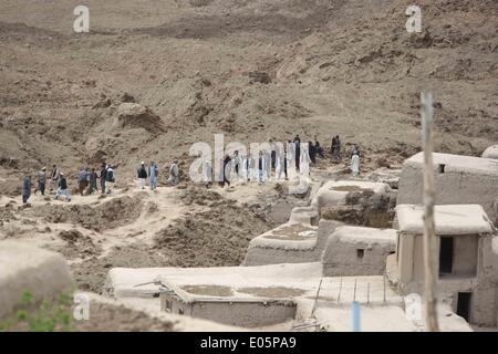 Le Badakhshan, Afghanistan. 3 mai, 2014. Les Afghans se réunissent pour rechercher corps des victimes du glissement de terrain dans la région de Badakhshan, Afghanistan, le 3 mai 2014. Un énorme glissement de terrain a frappé un village dans le nord de la province de Badakhshan Afghanistan vendredi, causant de lourdes pertes, mais le nombre exact de morts et de blessés est resté inconnu samedi que de fonctionnaires ici publié de chiffres. contradictoires Credit : Ahmad Massoud/Xinhua/Alamy Live News Banque D'Images
