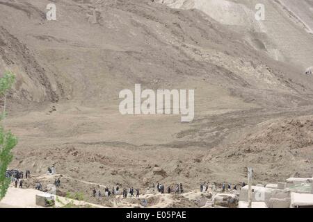 Le Badakhshan, Afghanistan. 3 mai, 2014. Les Afghans se réunissent pour rechercher corps des victimes du glissement de terrain dans la région de Badakhshan, Afghanistan, le 3 mai 2014. Un énorme glissement de terrain a frappé un village dans le nord de la province de Badakhshan Afghanistan vendredi, causant de lourdes pertes, mais le nombre exact de morts et de blessés est resté inconnu samedi que de fonctionnaires ici publié de chiffres. contradictoires Credit : Ahmad Massoud/Xinhua/Alamy Live News Banque D'Images