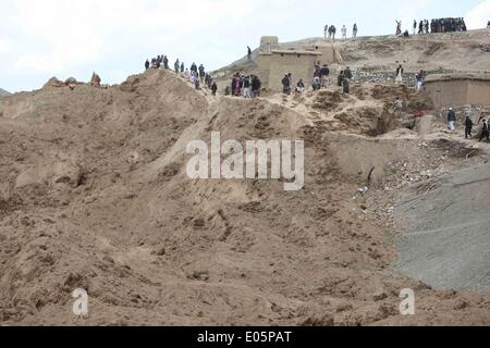 Le Badakhshan, Afghanistan. 3 mai, 2014. Les Afghans se réunissent pour rechercher corps des victimes du glissement de terrain dans la région de Badakhshan, Afghanistan, le 3 mai 2014. Un énorme glissement de terrain a frappé un village dans le nord de la province de Badakhshan Afghanistan vendredi, causant de lourdes pertes, mais le nombre exact de morts et de blessés est resté inconnu samedi que de fonctionnaires ici publié de chiffres. contradictoires Credit : Ahmad Massoud/Xinhua/Alamy Live News Banque D'Images