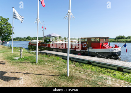 Rieux sur la rivière Villaine. Banque D'Images