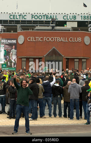 Glasgow, Ecosse, Royaume-Uni. 3e mai 2014. Partisans celtique Celtic Park à l'extérieur à l'ouverture de la nouvelle route celtique © Tony Clerkson/Alamy Live News Banque D'Images