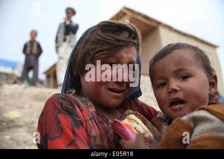 Le Badakhshan, Afghanistan. 3 mai, 2014. Un parent de victimes du glissement de cris dans le Badakhshan, Afghanistan, le 3 mai 2014. Un énorme glissement de terrain a frappé un village dans le nord de la province de Badakhshan Afghanistan vendredi, causant de lourdes pertes, mais le nombre exact de morts et de blessés est resté inconnu samedi que de fonctionnaires ici publié de chiffres. contradictoires Credit : Ahmad Massoud/Xinhua/Alamy Live News Banque D'Images