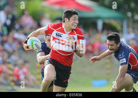 Yoshikazu Fujita du Japon s'affranchit des Philippines au cours de la défense leur match de qualification pour la Coupe du Monde de Rugby en Silangan, Laguna le 3 mai 2014. Le Japon a gagné contre les Philippines, 99-10. (Photo par Mark R. Cristino Fredesjed / Pacific Press) Banque D'Images