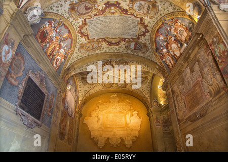 Bologne, Italie - 15 mars 2014 : plafond et murs de l'atrium de l'extérieur de l'Archiginnasio. Banque D'Images