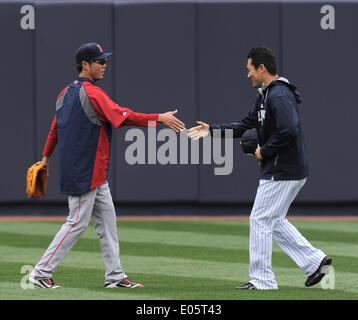 Bronx, New York, USA. Apr 11, 2014. Koji Uehara (Red Sox), Masahiro Tanaka (Yankees) MLB : Koji Uehara des Boston Red Sox, serre la main avec Masahiro Tanaka des Yankees de New York au cours de la pratique avant le match de baseball au Yankee Stadium dans le Bronx, New York, United States . © AFLO/Alamy Live News Banque D'Images