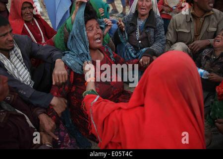 Le Badakhshan, Afghanistan. 3 mai, 2014. Des proches de victimes du glissement de pleurer au Badakhshan, Afghanistan, le 3 mai 2014. Un énorme glissement de terrain a frappé un village dans le nord de la province de Badakhshan Afghanistan vendredi, causant de lourdes pertes, mais le nombre exact de morts et de blessés est resté inconnu samedi que de fonctionnaires ici publié de chiffres. contradictoires Credit : Ahmad Massoud/Xinhua/Alamy Live News Banque D'Images