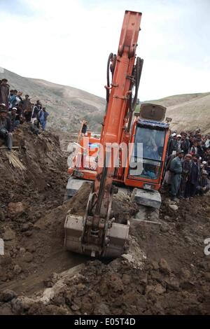 Le Badakhshan, Afghanistan. 3 mai, 2014. Les gens regardent l'opérations de sauvetage dans le Badakhshan, Afghanistan, le 3 mai 2014. Un énorme glissement de terrain a frappé un village dans le nord de la province de Badakhshan Afghanistan vendredi, causant de lourdes pertes, mais le nombre exact de morts et de blessés est resté inconnu samedi que de fonctionnaires ici publié de chiffres. contradictoires Credit : Ahmad Massoud/Xinhua/Alamy Live News Banque D'Images