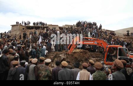 Le Badakhshan, Afghanistan. 3 mai, 2014. Les gens regardent l'opérations de sauvetage dans le Badakhshan, Afghanistan, le 3 mai 2014. Un énorme glissement de terrain a frappé un village dans le nord de la province de Badakhshan Afghanistan vendredi, causant de lourdes pertes, mais le nombre exact de morts et de blessés est resté inconnu samedi que de fonctionnaires ici publié de chiffres. contradictoires Credit : Ahmad Massoud/Xinhua/Alamy Live News Banque D'Images
