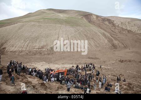 Le Badakhshan, Afghanistan. 3 mai, 2014. Les gens regardent l'opérations de sauvetage dans le Badakhshan, Afghanistan, le 3 mai 2014. Un énorme glissement de terrain a frappé un village dans le nord de la province de Badakhshan Afghanistan vendredi, causant de lourdes pertes, mais le nombre exact de morts et de blessés est resté inconnu samedi que de fonctionnaires ici publié de chiffres. contradictoires Credit : Ahmad Massoud/Xinhua/Alamy Live News Banque D'Images