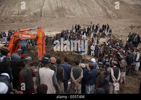 Le Badakhshan, Afghanistan. 3 mai, 2014. Les gens regardent l'opérations de sauvetage dans le Badakhshan, Afghanistan, le 3 mai 2014. Un énorme glissement de terrain a frappé un village dans le nord de la province de Badakhshan Afghanistan vendredi, causant de lourdes pertes, mais le nombre exact de morts et de blessés est resté inconnu samedi que de fonctionnaires ici publié de chiffres. contradictoires Credit : Ahmad Massoud/Xinhua/Alamy Live News Banque D'Images