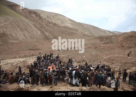 Le Badakhshan, Afghanistan. 3 mai, 2014. Les gens regardent l'opérations de sauvetage dans le Badakhshan, Afghanistan, le 3 mai 2014. Un énorme glissement de terrain a frappé un village dans le nord de la province de Badakhshan Afghanistan vendredi, causant de lourdes pertes, mais le nombre exact de morts et de blessés est resté inconnu samedi que de fonctionnaires ici publié de chiffres. contradictoires Credit : Ahmad Massoud/Xinhua/Alamy Live News Banque D'Images