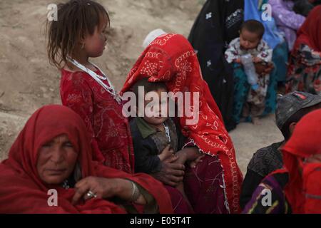 Le Badakhshan, Afghanistan. 3 mai, 2014. Des proches de victimes du glissement de pleurer au Badakhshan, Afghanistan, le 3 mai 2014. Un énorme glissement de terrain a frappé un village dans le nord de la province de Badakhshan Afghanistan vendredi, causant de lourdes pertes, mais le nombre exact de morts et de blessés est resté inconnu samedi que de fonctionnaires ici publié de chiffres. contradictoires Credit : Ahmad Massoud/Xinhua/Alamy Live News Banque D'Images