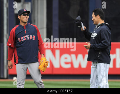 Bronx, New York, USA. Apr 11, 2014. Koji Uehara (Red Sox), Masahiro Tanaka (Yankees) MLB : Koji Uehara des Boston Red Sox parle avec Masahiro Tanaka des Yankees de New York au cours de la pratique avant le match de baseball au Yankee Stadium dans le Bronx, New York, United States . © AFLO/Alamy Live News Banque D'Images