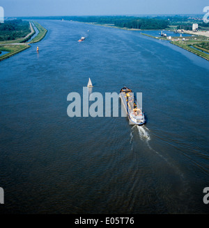 Vue aérienne de péniches naviguant sur le Rhin, Alsace France Banque D'Images