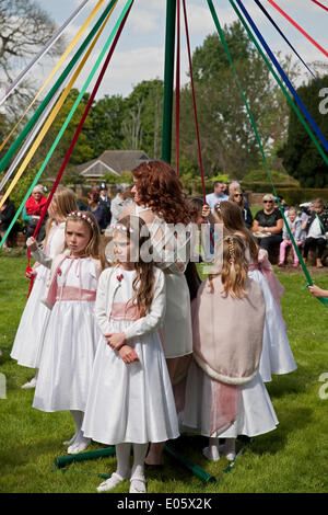 Orpington, Kent, UK. 3e mai 2014. Au cours de danse poteau "Maypole" la reine mai célébrations qui ont eu lieu dans les jardins du Prieuré Orpington Crédit : Keith Larby/Alamy Live News Banque D'Images