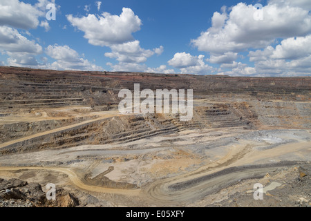 Un avis d'un grand ciel ouvert d'Afrique mine de cuivre et d'or Banque D'Images