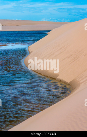 Dunes de sable et lagon, Lencois Maranheinses National Park, l'Etat du Maranhao, Brésil Banque D'Images