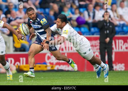 Salford, Royaume-Uni. 06Th Mai, 2014. Sale Sharks center Johnny Leota et centre de Leicester Tigers Manu Tuilagi en action au cours de l'Aviva Premiership match de rugby entre les Sale Sharks et Leicester Tigers du stade AJ Bell. Credit : Action Plus Sport/Alamy Live News Banque D'Images