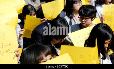 Séoul, Corée du Sud. 3e mai 2014. Les élèves participent à une protestation contre ce qu'ils insistent, lax réponse de President Park Geun-hye's gouvernement après les Sewol ferry a été enfoncés dans les eaux au large de la sud-ouest de l'île de Jindo le 16 avril 2014, à la Rue Cheonggye plaza, Séoul, Corée du Sud, le samedi 3 mai 2014. Les manifestants ont demandé la démission du président Park. Credit : Jaewon Lee/Alamy Live News Banque D'Images