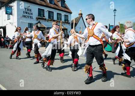 Upton sur Severn, Worcestershire, Royaume-Uni. 3 mai 2014 danseurs folkloriques divertir les gens sur une belle journée ensoleillée. Hommes et femmes de mixte Morris Dancers à Upton sur Severn, Worcestershire, Royaume-Uni. Crédit : Robert Convery/Alamy Live News Banque D'Images