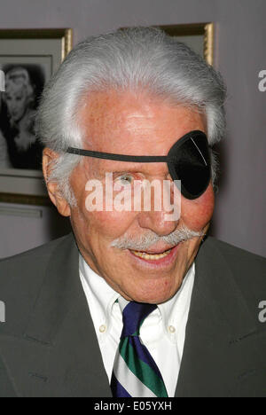 2 mai 2014 - L'acteur américain Efrem Zimbalist JR, qui a joué dans la série TV Le FBI, est décédé à l'âge de 95 ans. Zimbalist Jr joué Inspecteur Lewis Erskine dans le spectacle, qui s'est déroulé de 1965 à 1974. Avant qu'il est devenu un nom de ménage aux Etats-Unis à l'enquêteur privé Stu Bailey dans 77 Sunset Strip, qui s'est déroulé de 1958 à 1964. Plus tard dans la vie, il se retira dans son ranch à Solvang, Californie, où il est mort le vendredi. Photo - 11 novembre 2003 - Los Angeles, Californie, États-Unis - Efrem Zimbalist Jr., lors de la présentation de 'Golden Gun' et de l'insigne FBI série à succès 'le F.B.I. Banque D'Images