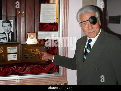 2 mai 2014 - L'acteur américain Efrem Zimbalist JR, qui a joué dans la série TV Le FBI, est décédé à l'âge de 95 ans. Zimbalist Jr joué Inspecteur Lewis Erskine dans le spectacle, qui s'est déroulé de 1965 à 1974. Avant qu'il est devenu un nom de ménage aux Etats-Unis à l'enquêteur privé Stu Bailey dans 77 Sunset Strip, qui s'est déroulé de 1958 à 1964. Plus tard dans la vie, il se retira dans son ranch à Solvang, Californie, où il est mort le vendredi. Photo - 11 novembre 2003 - Los Angeles, Californie, États-Unis - Efrem Zimbalist Jr., lors de la présentation de 'Golden Gun' et de l'insigne FBI série à succès 'le F.B.I. Banque D'Images