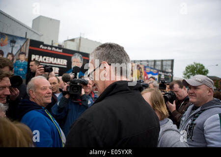 Divis Street, Belfast, 3 mai 2014. Gerry Kelly au nouveau Gerry Adams murale sur Divis Street à Belfast. La protestation n'est plus M. Adams' arrestation et détention ultérieure sur le meurtre de Jean McConville en 1972 Credit : Bonzo/Alamy Live News Banque D'Images