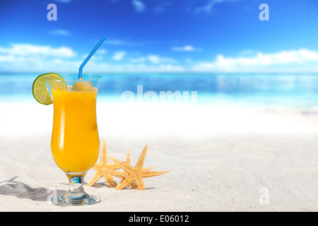 Les cocktails de fruits et des étoiles de mer sur la plage avec beaucoup d'espace pour copier du texte Banque D'Images