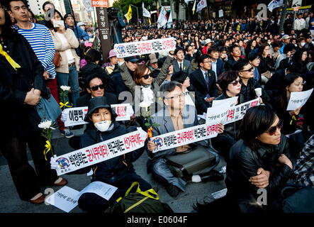 Séoul, Corée du Sud. 3 mai, 2014. Signes de blâmer les politiciens manifestants tenir pour l'Sewol catastrophe. Environ 5 000 personnes se sont rassemblées dans le centre de Séoul pour protester contre le président P. Geun-hye et la réponse du gouvernement à l'Sewol naufrage ferry tragédie. Crédit : Ben Weller/ZUMA/ZUMAPRESS.com/Alamy fil Live News Banque D'Images