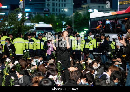 Séoul, Corée du Sud. 3 mai, 2014. Signes de blâmer les politiciens manifestants tenir pour l'Sewol catastrophe. Environ 5 000 personnes se sont rassemblées dans le centre de Séoul pour protester contre le président P. Geun-hye et la réponse du gouvernement à l'Sewol naufrage ferry tragédie. Crédit : Ben Weller/ZUMA/ZUMAPRESS.com/Alamy fil Live News Banque D'Images