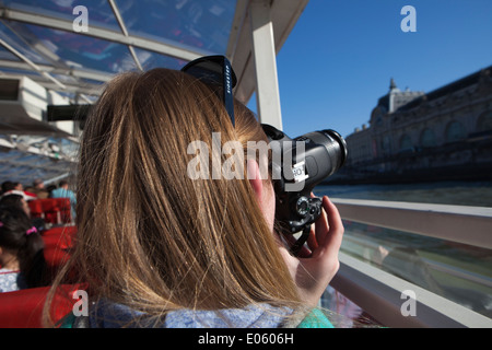 Des foules de gens qui visitent la capitale de la France, avec vue sur Paris et la Tour Eiffel, de l'Europe. Banque D'Images
