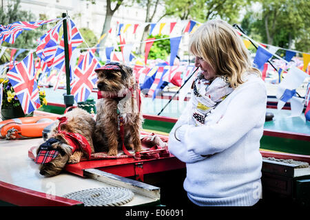 La petite Venise, Londres, Royaume-Uni. 3e mai 2014. Deux chiens, Pixie et Gyp habillés comme des mariniers traditionnels avec leur propriétaire Sandra lors de l'Assemblée Canalway Cavalcade. La célébration est organisée par l'Association de la navigation intérieure et se déroulera sur le week-end de mai à la Petite Venise, Paddington, Londres. Photographe : Gordon 1928/Alamy Live News Banque D'Images