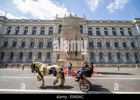 Londres, Royaume-Uni. 3e mai 2014. Un groupe de coureurs cheval Sulky par Whitehall vers le pont de Westminster au centre de Londres, au Royaume-Uni. Crédit : Guy Josse/Alamy Live News Banque D'Images