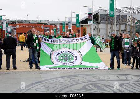 Glasgow, Ecosse, Royaume-Uni. 3e mai 2014. Celtic FC, Celtic fans sur la Route Celtique. Celtic fans essayer la nouvelle passerelle jusqu'au stade qui est inauguré officiellement aujourd'hui par le passé, le capitaine Billy McNeil celtique. Banque D'Images