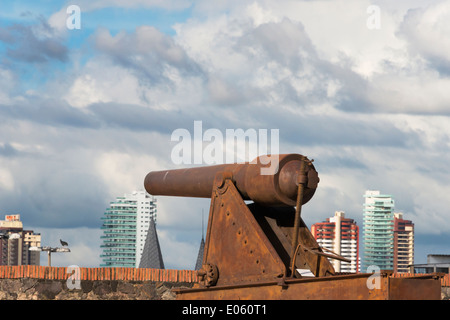 Cannon dans Forte do Castelo avec des tours modernes, Belem, Para, Brésil Etat Banque D'Images