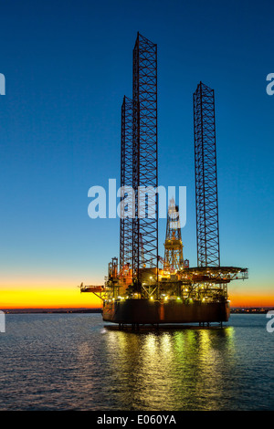 Plate-forme de forage dans l'heure du coucher du soleil. Banque D'Images