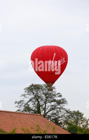 Earswick, York, Royaume-Uni. 3 mai 2014. Ballon à air chaud vierge à passer Earswick, York puis atterrissage près de MOD Installation sur Towthorpe Lane, Earswick. Credit : Alan Walmsley/Alamy Live News Banque D'Images